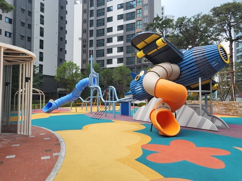 구름위비행기조합놀이대 image 2