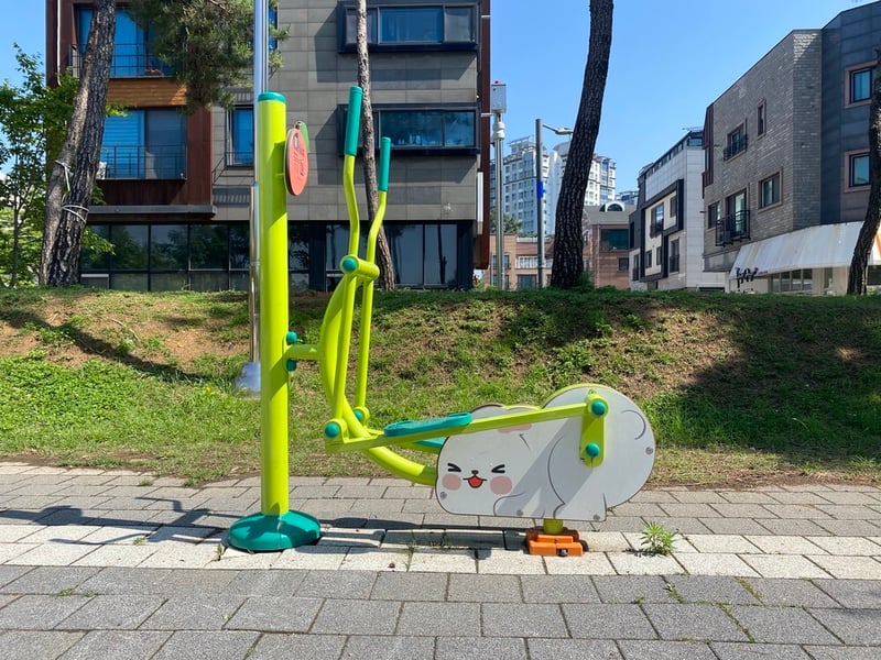 인터랙티브한 어린이 운동기구 image 2
