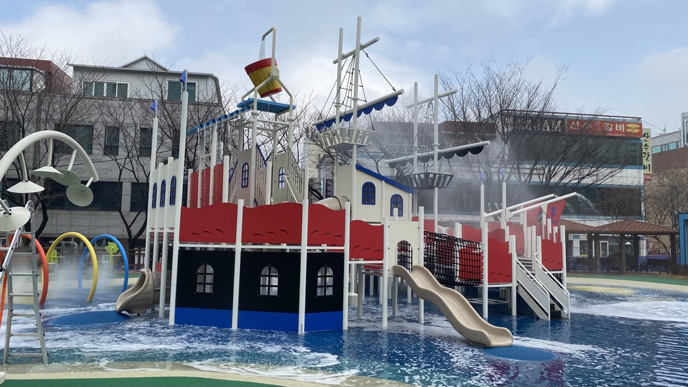 인클루시브 놀이공간과 물놀이터 이미지 2