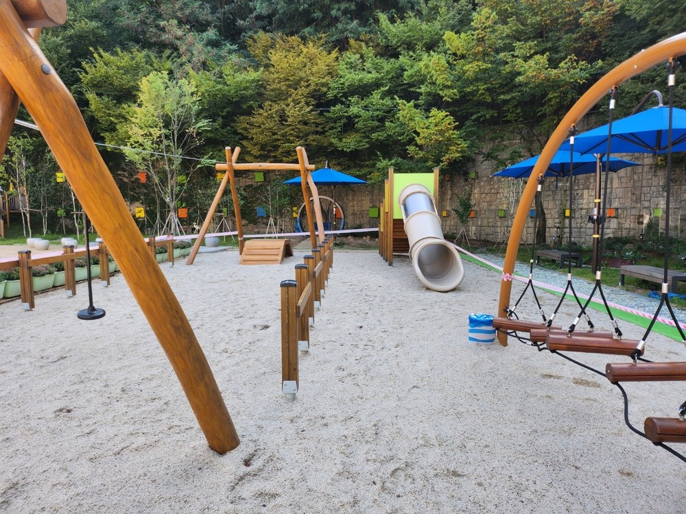 숲 슬라이드와 출렁다리 이미지 3