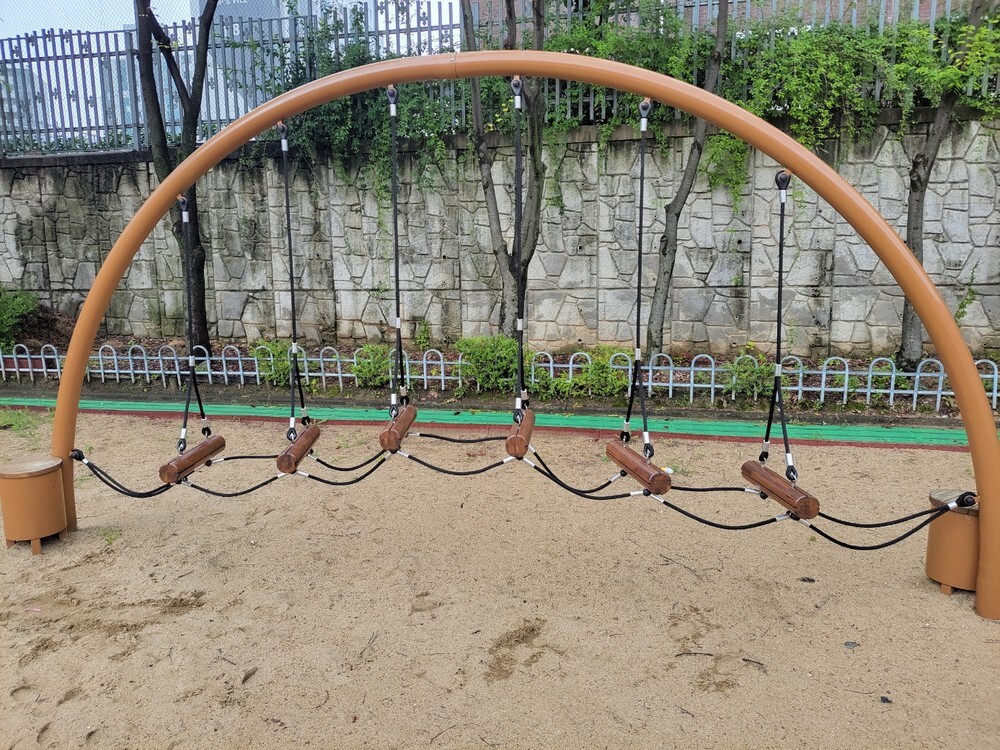숲 슬라이드와 출렁다리 이미지 2
