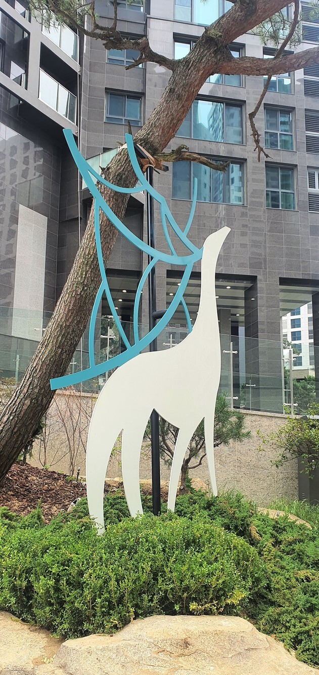 조화로운 수목지지대 이미지 2